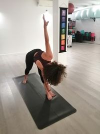 María en Parivrtta Trikonasana