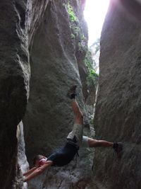 Chakor Yogando en la Naturaleza